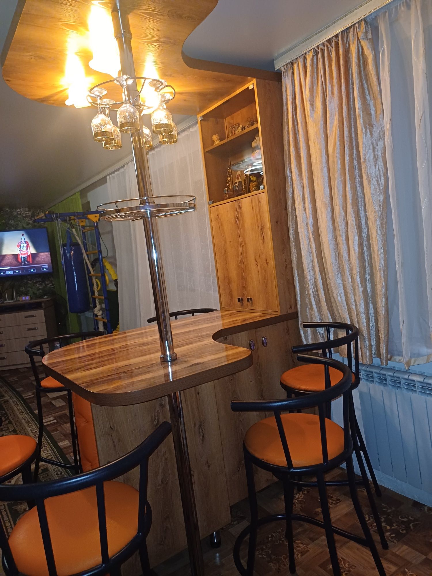Продам барную стойку и 6 стульев