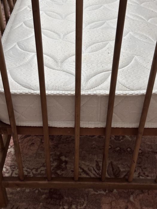 Кроватка из дерева с матрасом