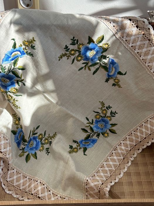 Красива квадратна покривка с изящна бродерия