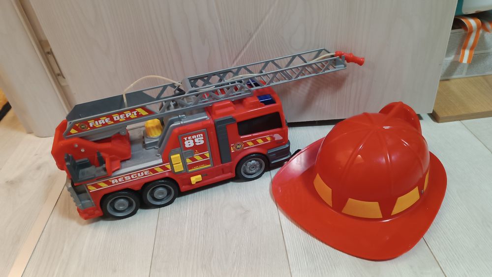Пожарна кола на марката Dickie Toys с вода.