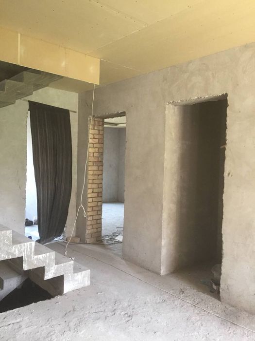 Uy sotiladi 4sotuh 7xona  sergili chortoq mahala