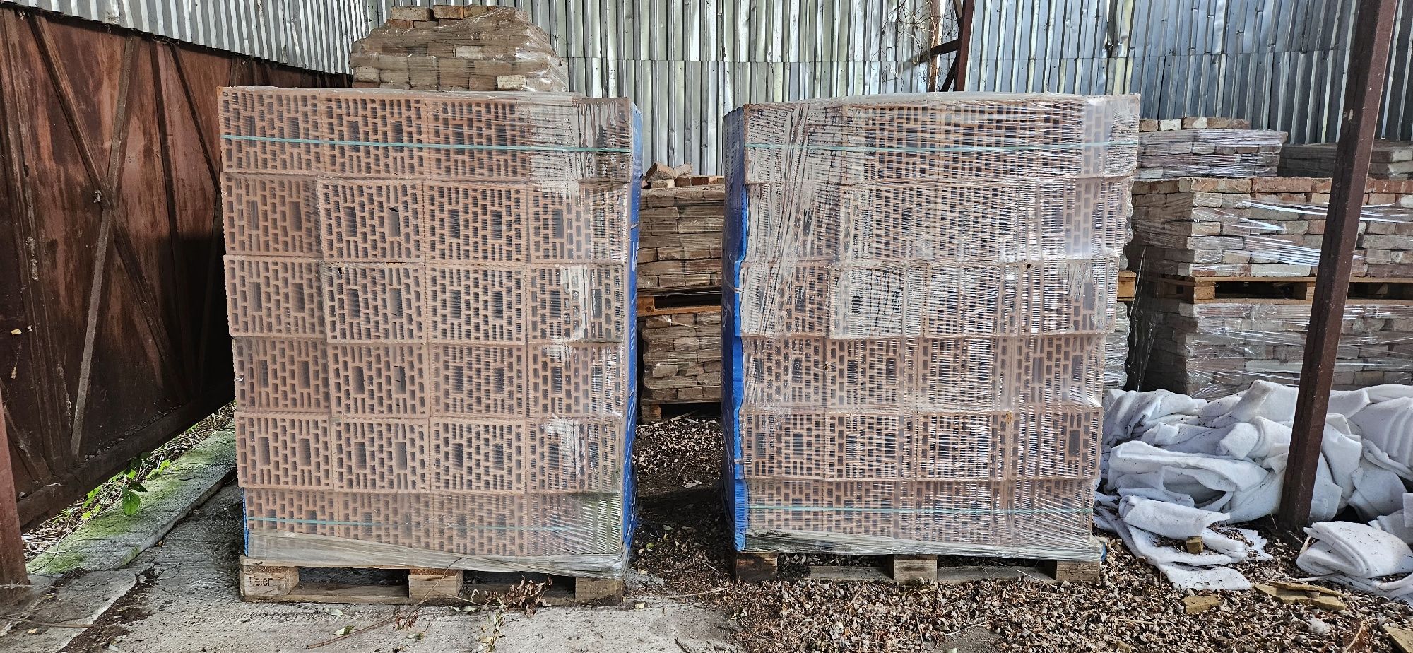 Caramida t30 doi paleti de 120 buc/palet
