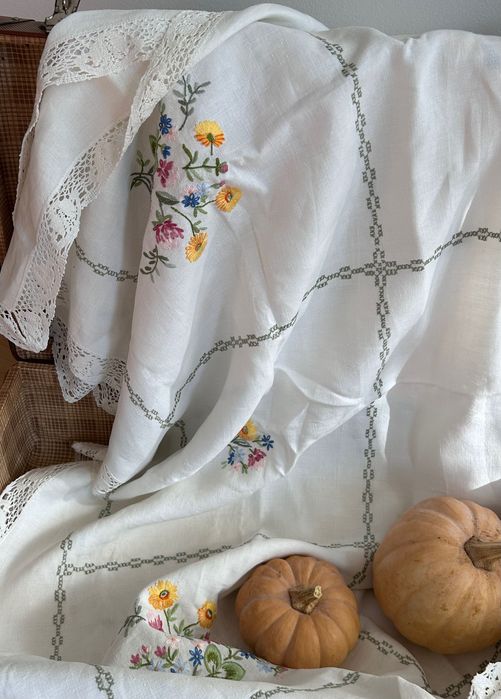 Красива покривка с нежна бродерия