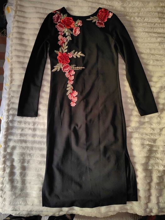 Черна рокля с мотиви цветя