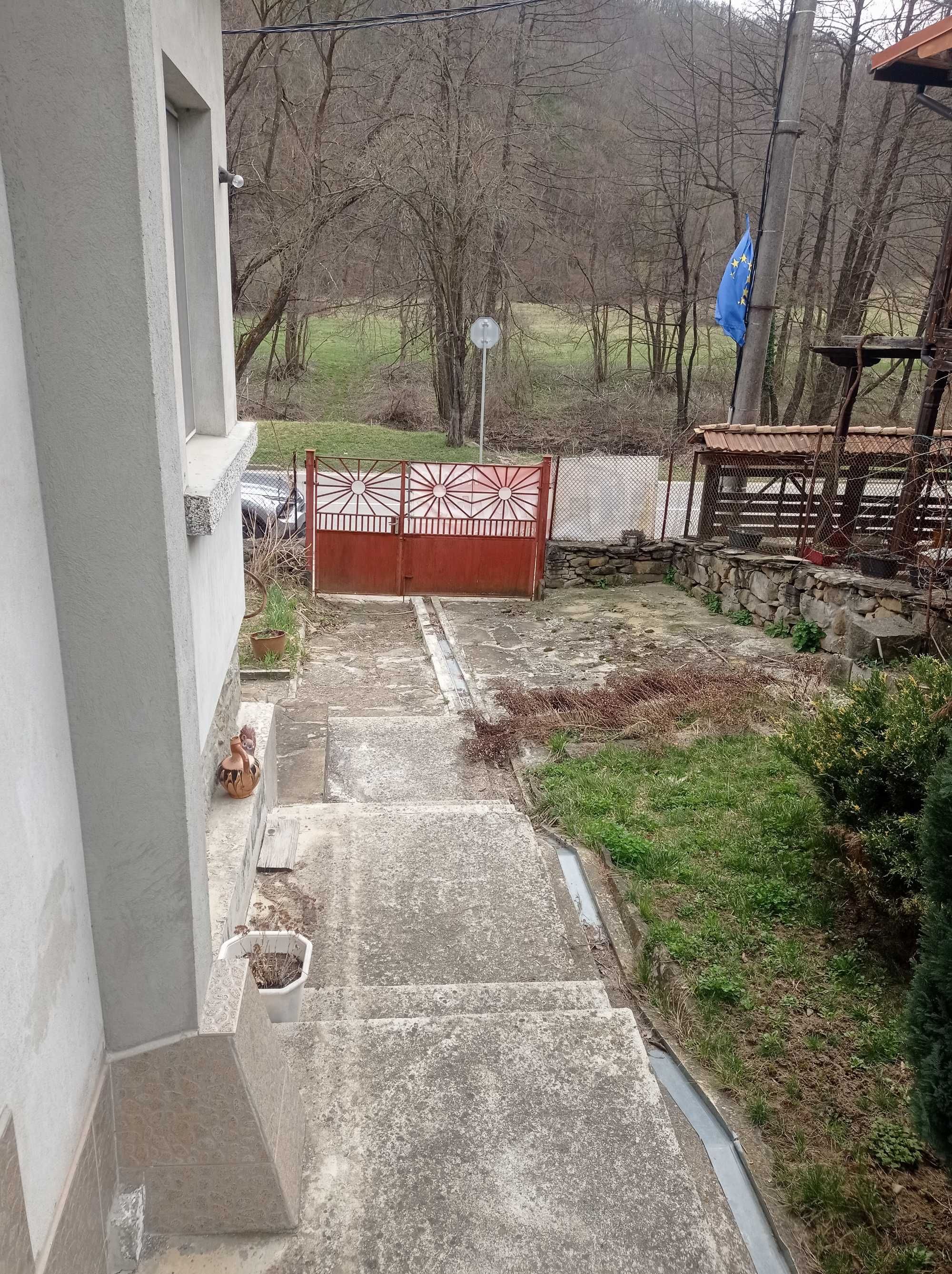 Къща ремонтиране готова за живеене до Трявна