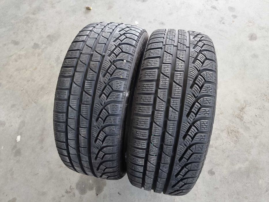 2 Anvelope de IARNA 235.45.18 'Pirelli' ; stare foarte buna