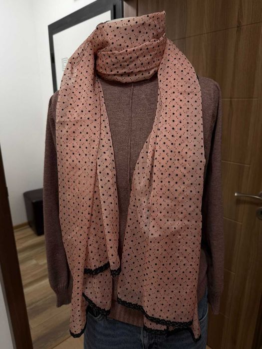 Дамски шал, прозрачен, употребяван.