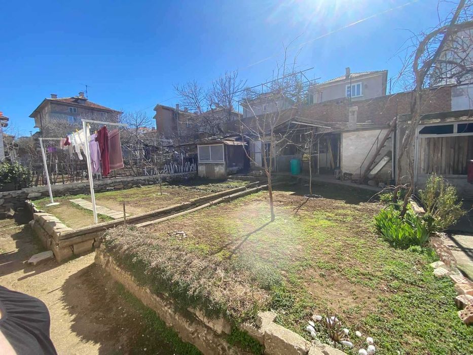 Два етажа от къща в гр.Асеновград , Училище Отец Паисий