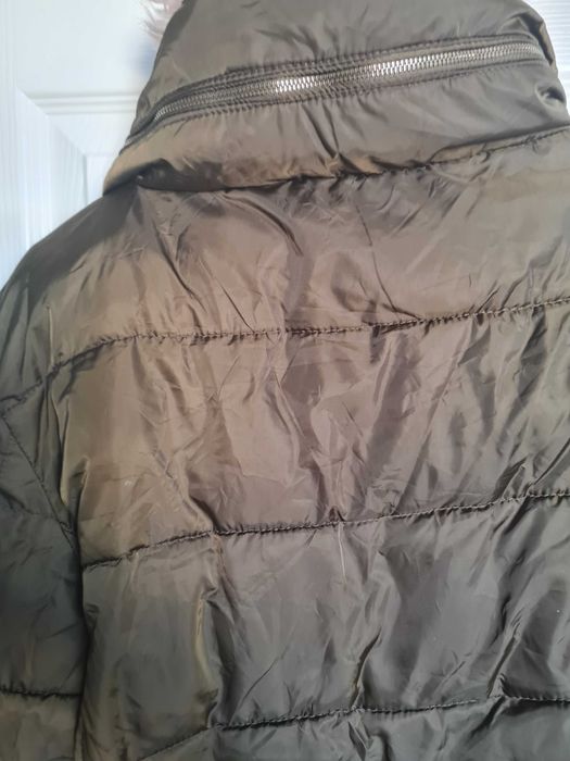 Зимно късо , ватирано яке с пухена яка.