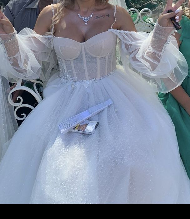 Vand rochie de mireasa cu body