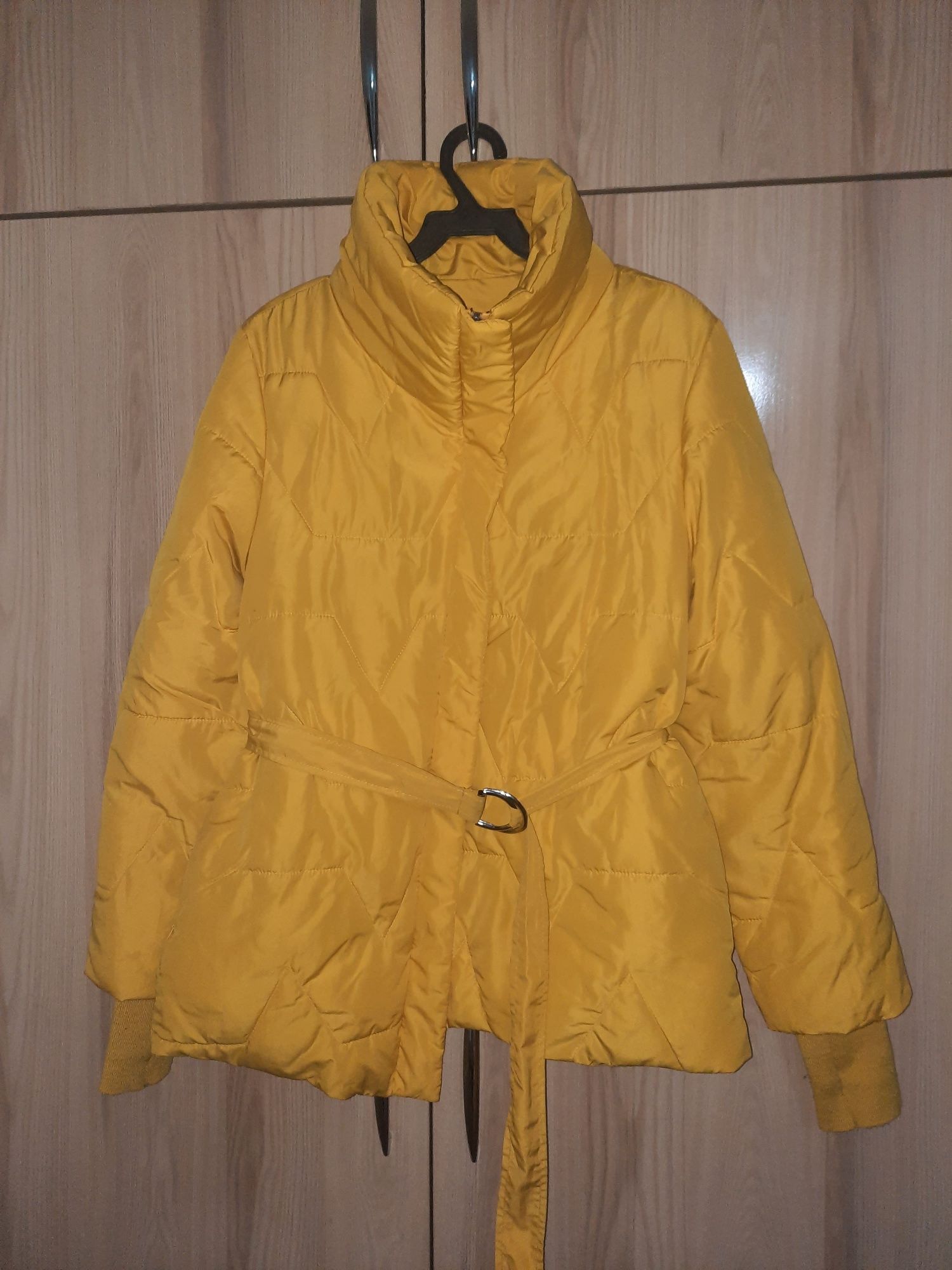 Куртка жёлтого цвета в отличном состоянии