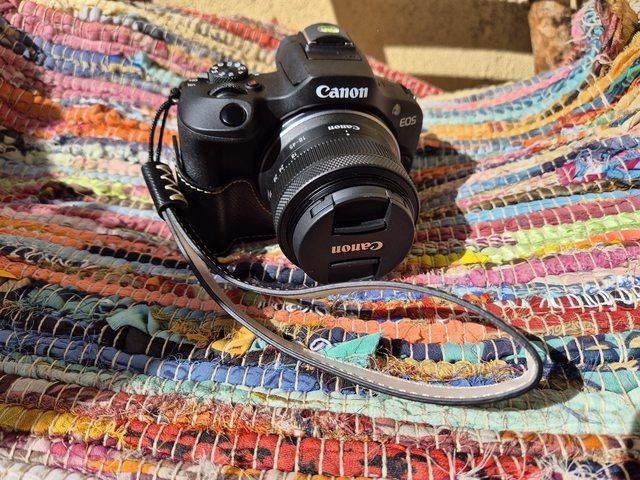 Canon R100 + Canon RF-S 18-45