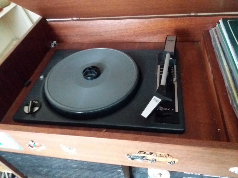 Продавам стар грамофон