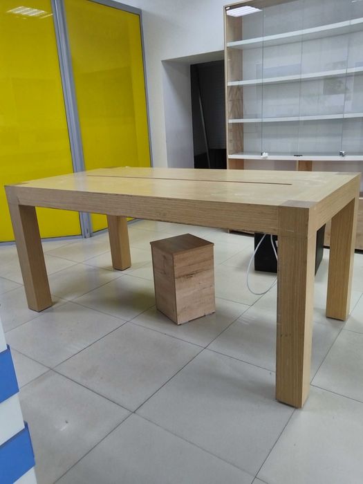 Стол переговоров.