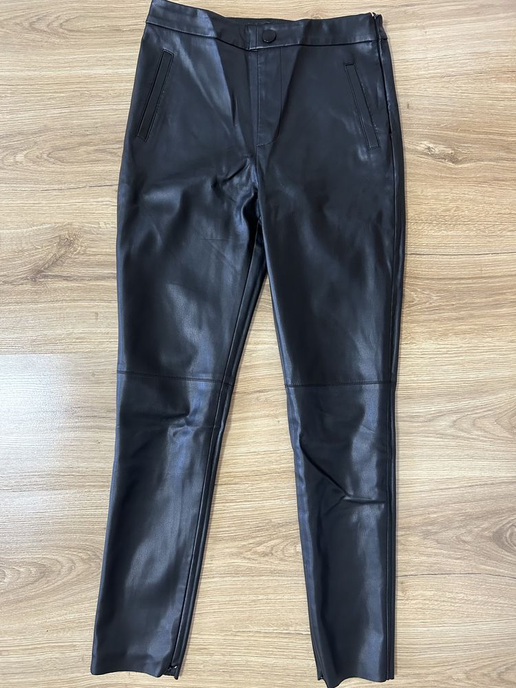 Pantaloni imitatie piele Zara