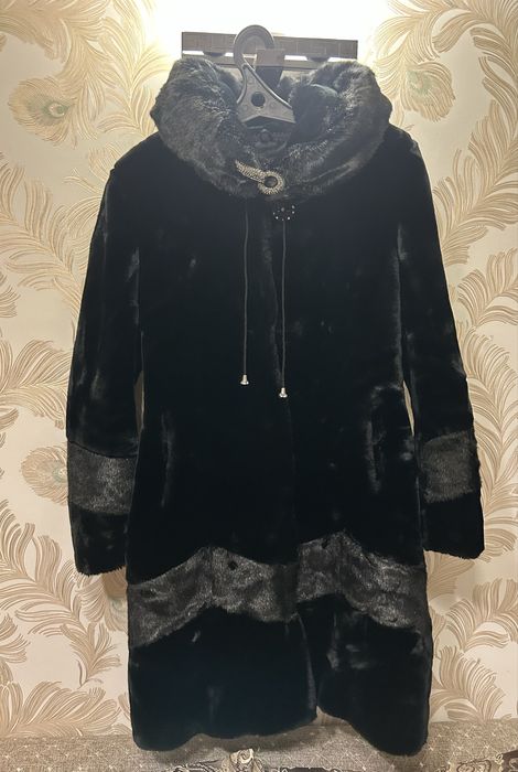 Продам шубу в хорошем состоянии с капюшоном