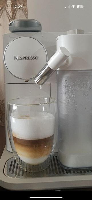 Espressor cu capsule Nespresso by De'Longhi Gran Lattissima, 19 bar