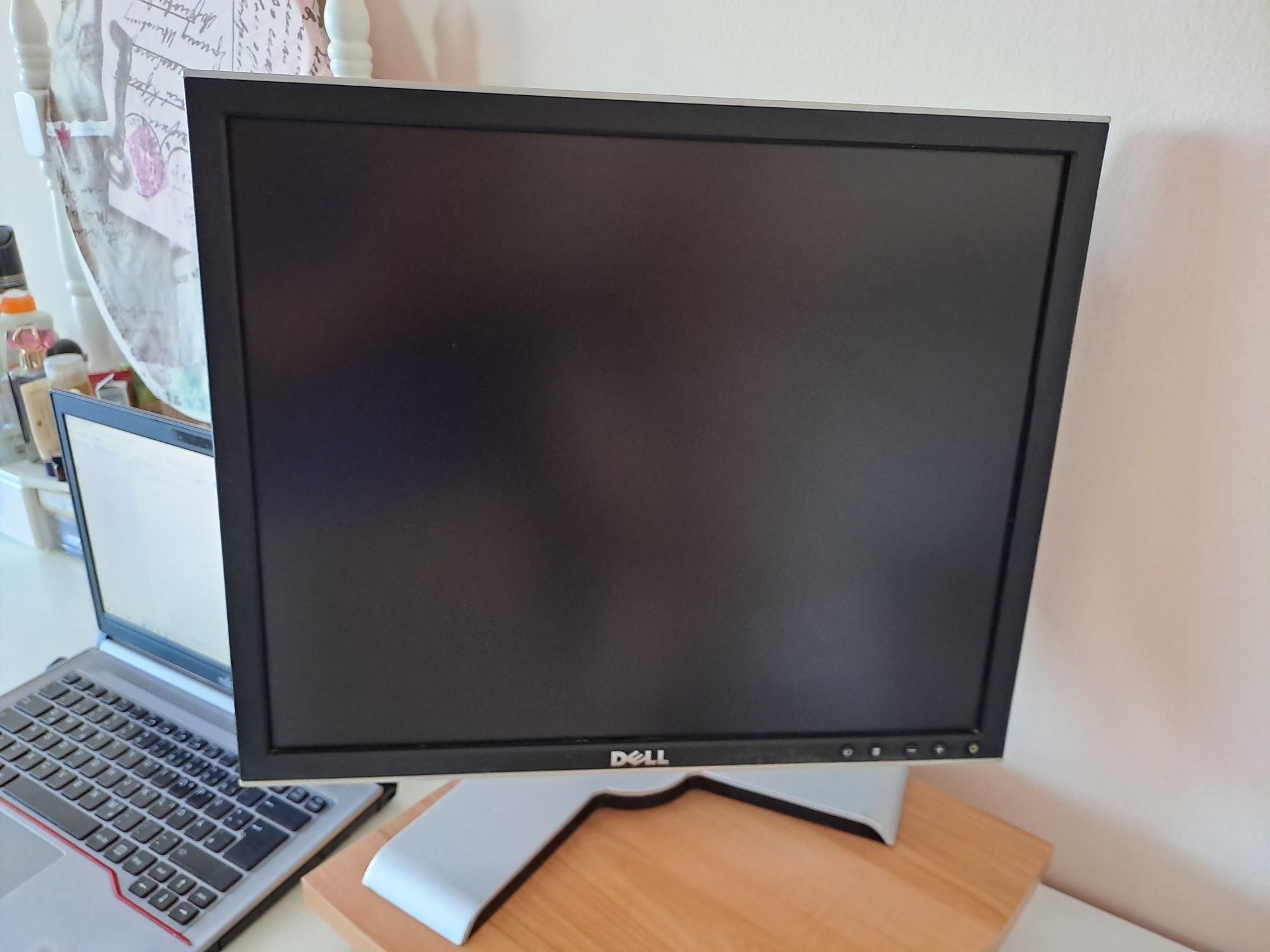 Монитор 19 " Dell