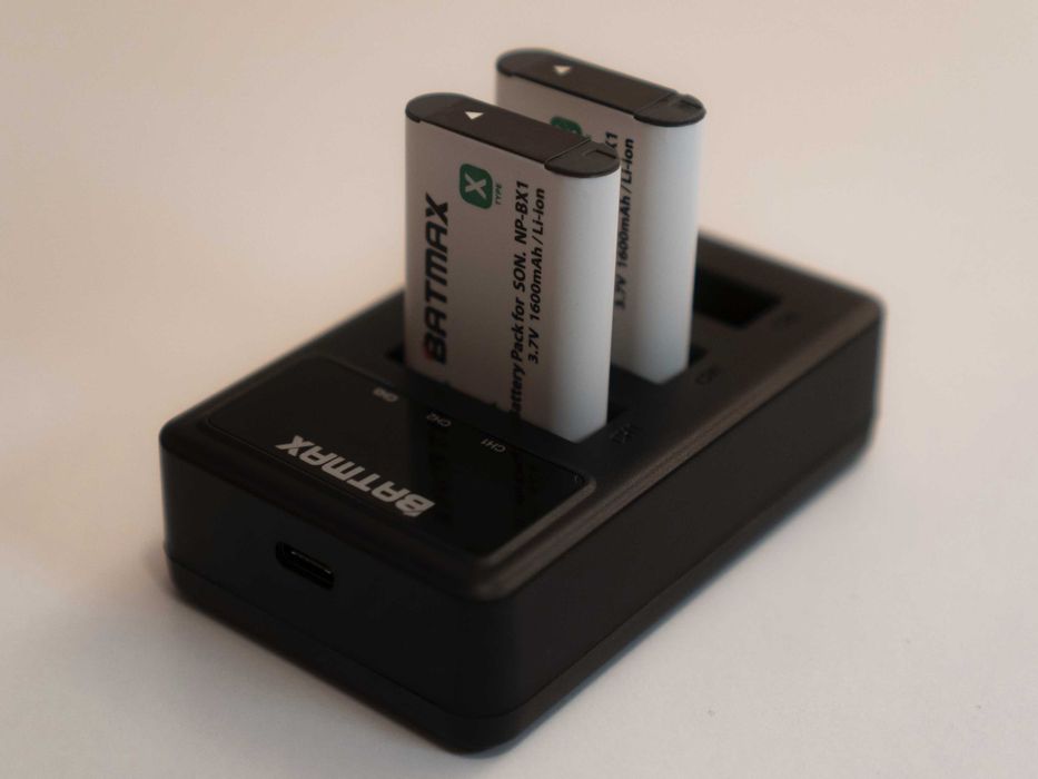 Incarcator + 2 baterii Sony NP-BX1 Batmax