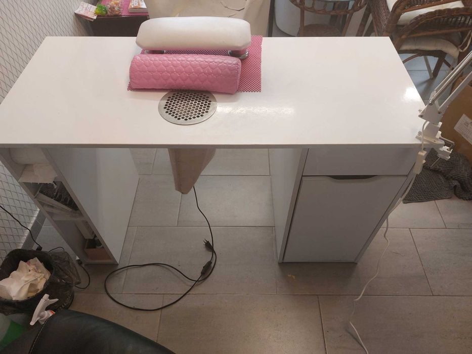 Бюро за маникюр в бял цвят