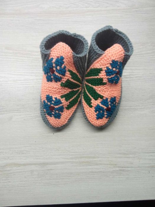 Тапочки вязанные, тёплые.