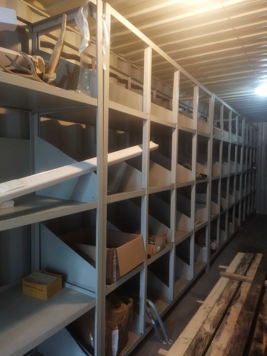Продам стеллажи металлические с полками