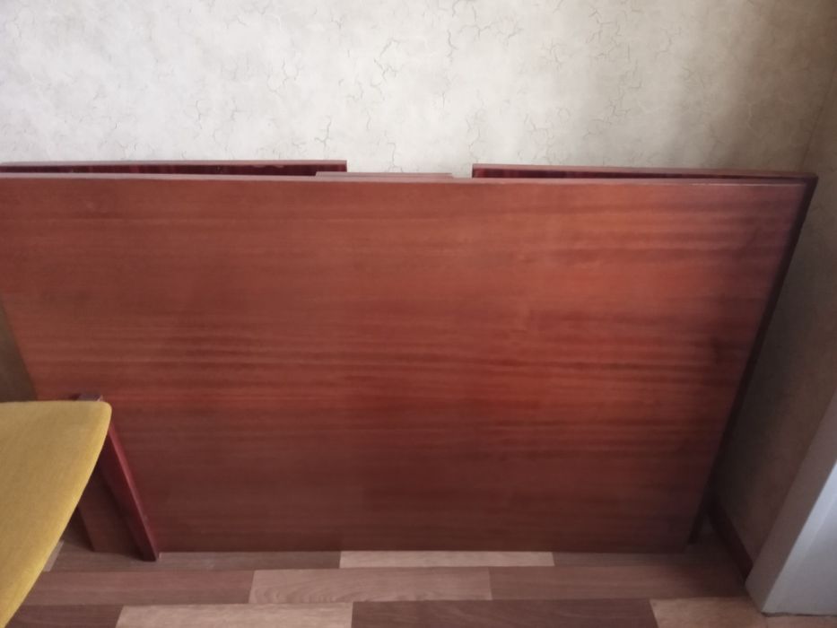 Продам мебель.  Стол полированный, стулья мягкие