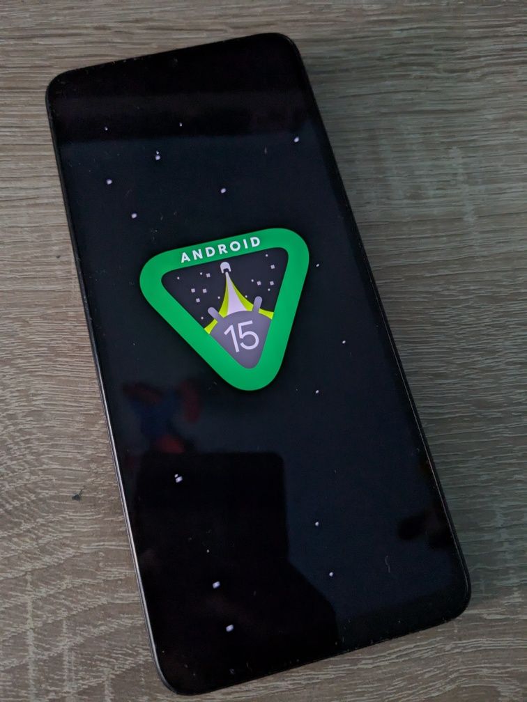 Vând Redmi A3 cu husa