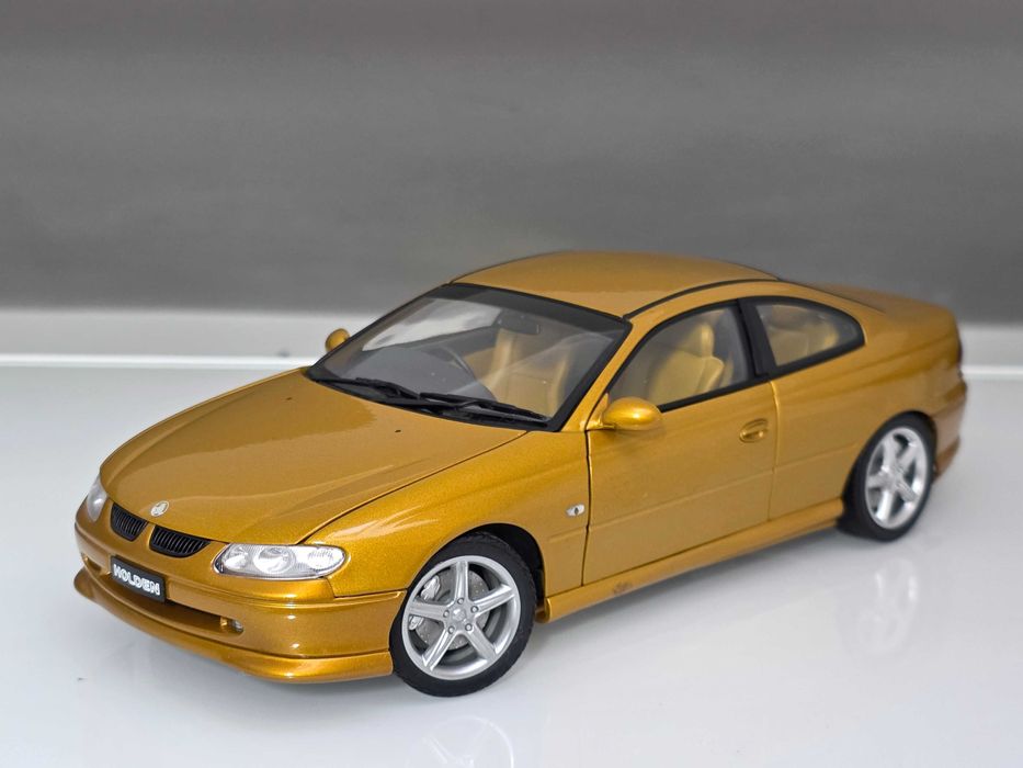 Macheta Auto 1/18 AutoART Holden V8 Commodore Sport Coupe