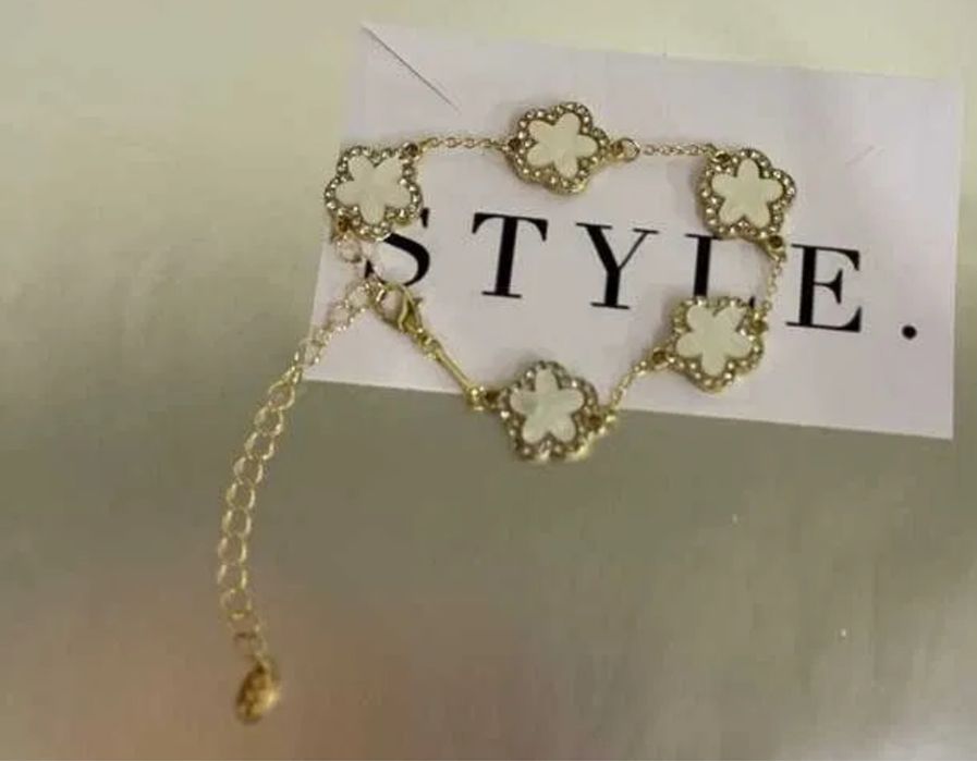 Гривни на детелини и Комплекти бижута