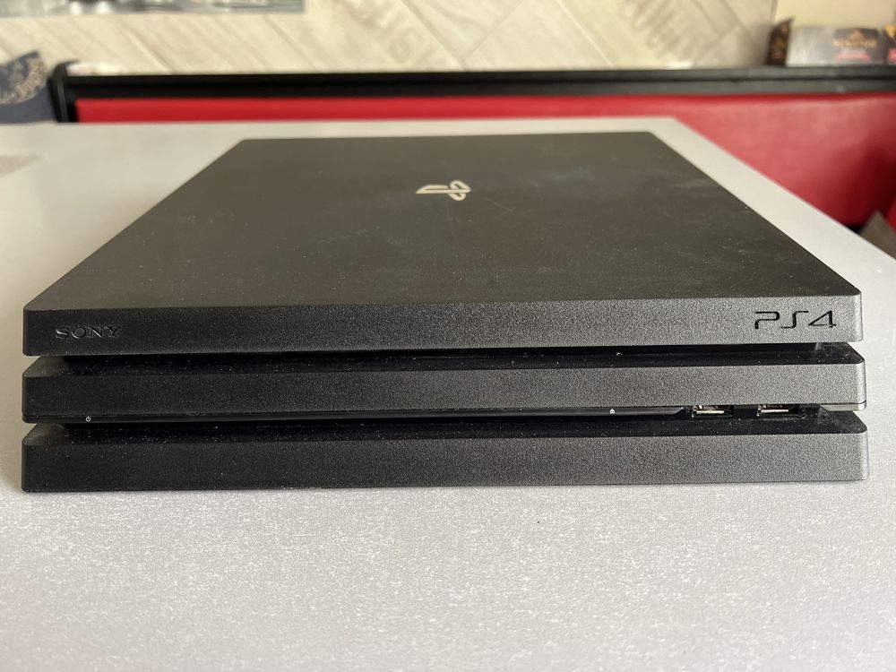 PlayStation PS4 Pro model CUH-7216B-B01Y (1TB stocare HDD, 11xJocuri)