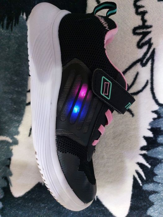 Продам кроссовки для девочки