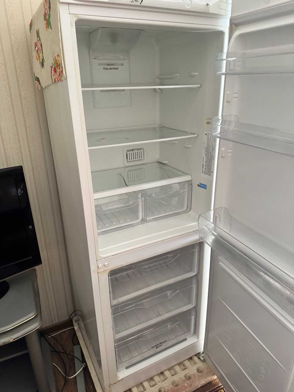 Продам холодильник indesit DF4160 W