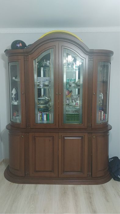 Продам сервант в хорошем состояний