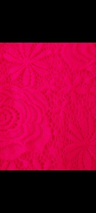 Червена дантелена рокля