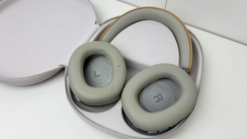 Casti Bowers and Wilkins PX8