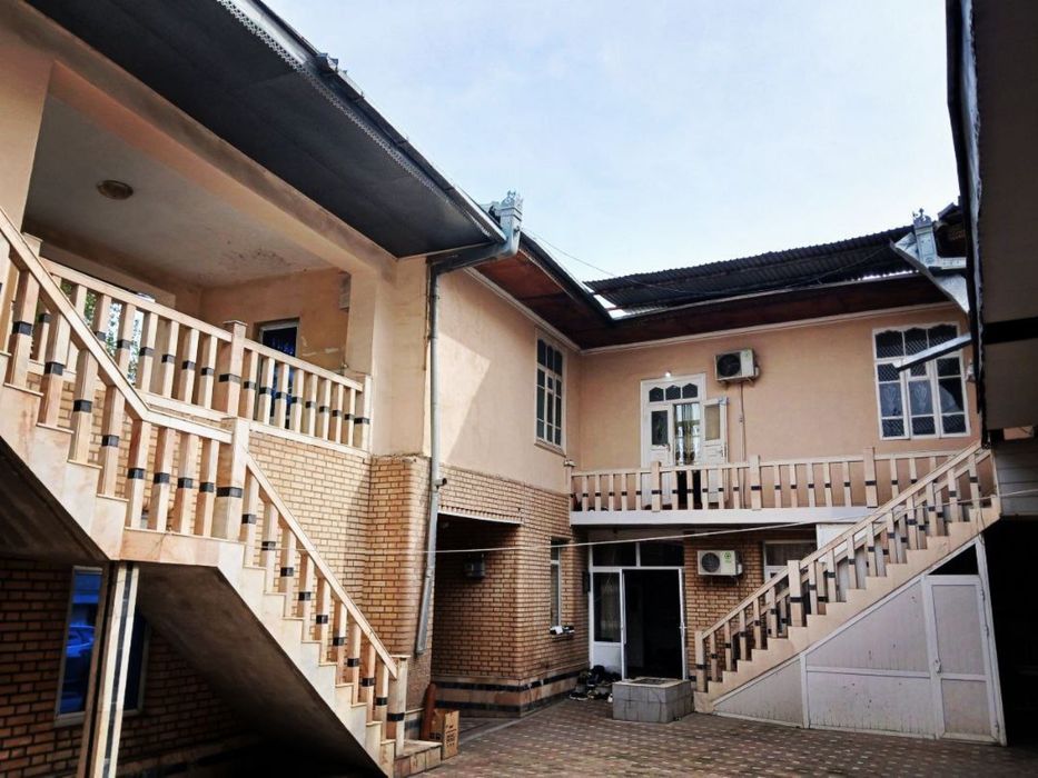 Registon oldida ogil bollar uchun kvartera bor