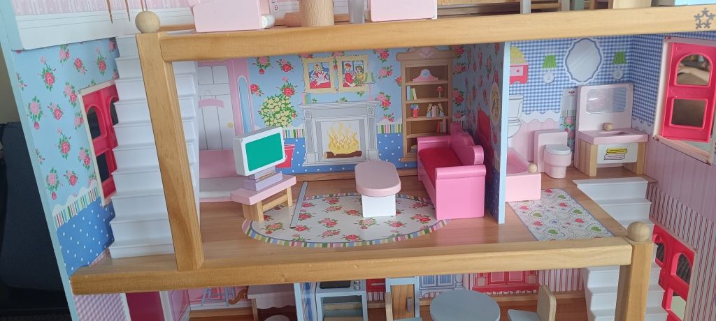Къща за кукли с допълни играчки и дрехи