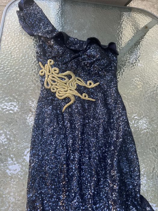 Официална рокля дълга е едно рамо.