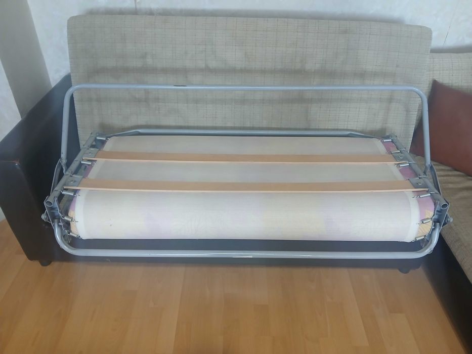 Ъглова холна гарнитура с разтегателно легло ракла и табуретка