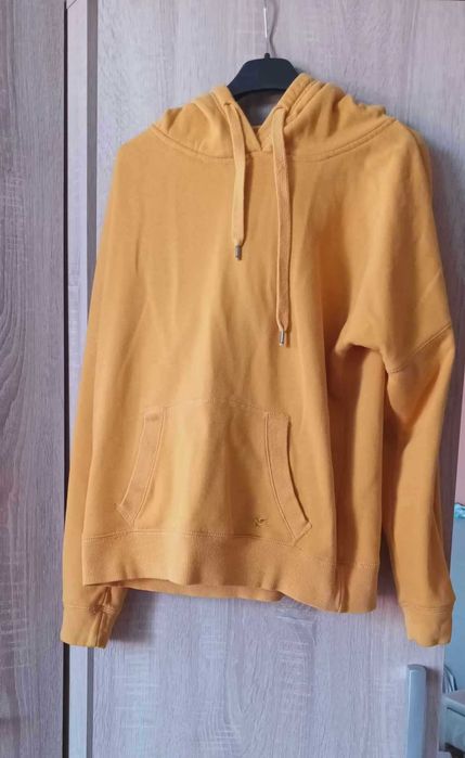 hanorac fishbone si rucsac avon  culoare mustar si 2 sepci rosii