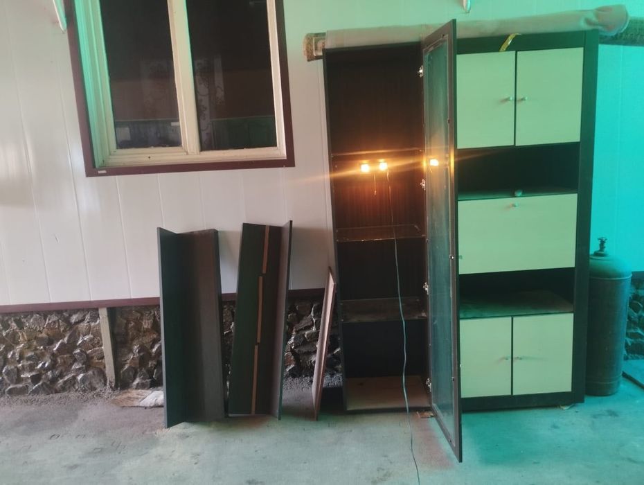 Шкафы. Один со стеклянной дверцей.