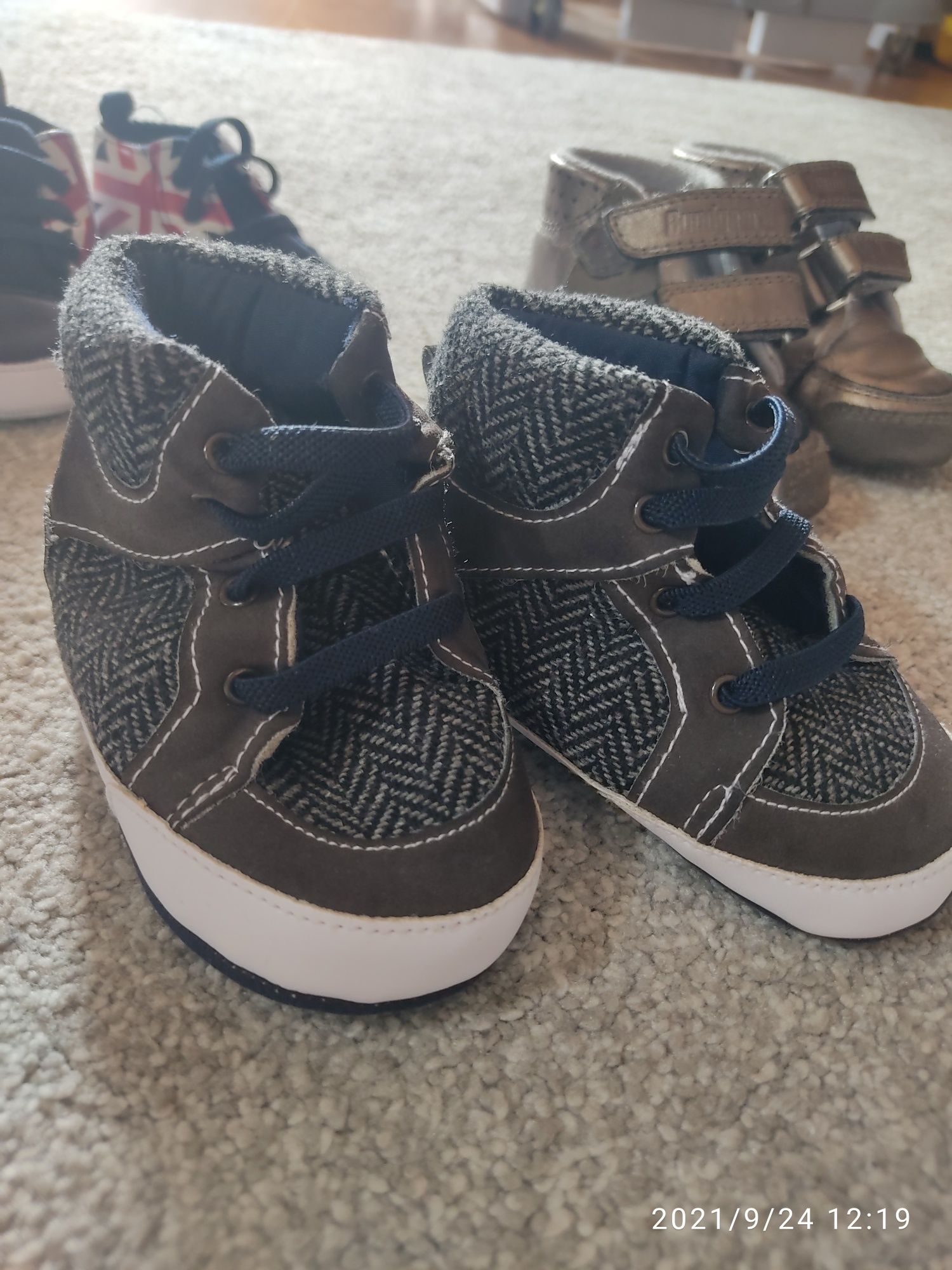 Буйки и обувчици за бебета