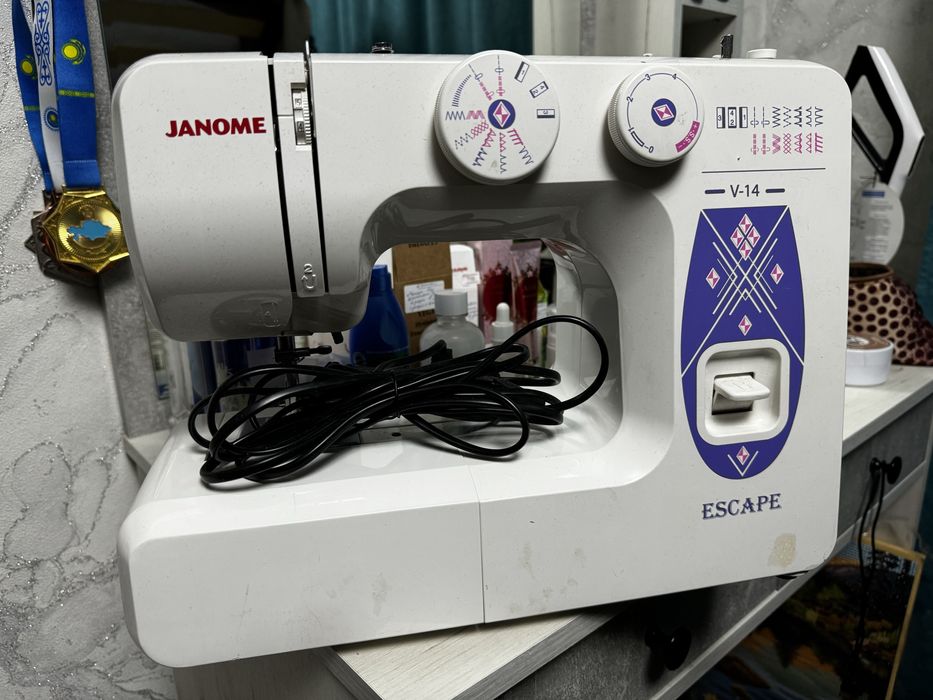 Продам Швейную машинку Janome V 14 Escape белый