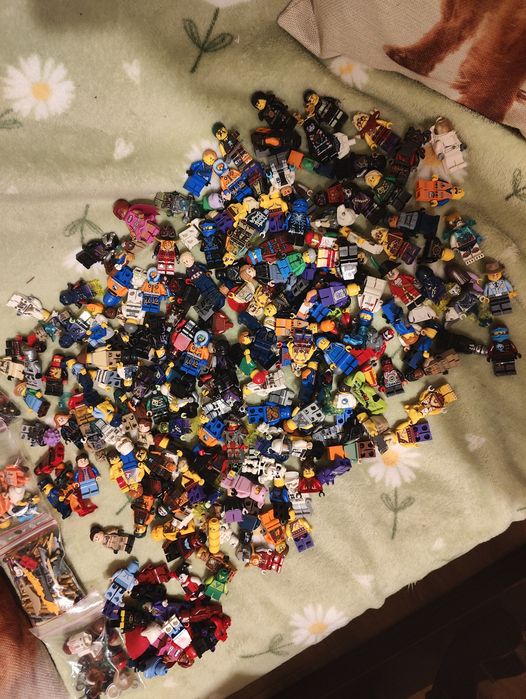 Голяма колекция Lego минифигури