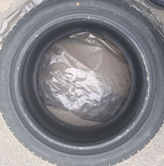 Продам ,Зима, липучки . 235/45 R18
