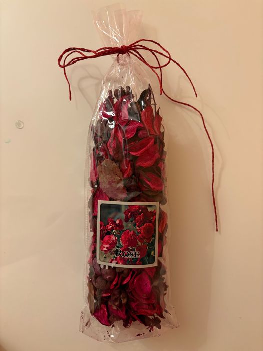 Попурри «Роза» из лепестков, бутонов, и листьев роз.