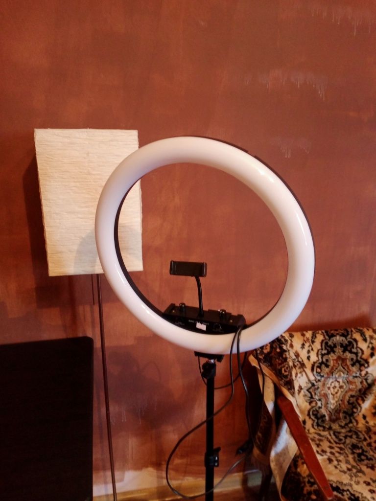 Кольцевая LED лампа со штативом, имеющая несколько режимов подсветки.