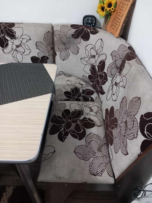 Vand set coltar, masa si 2 scaune