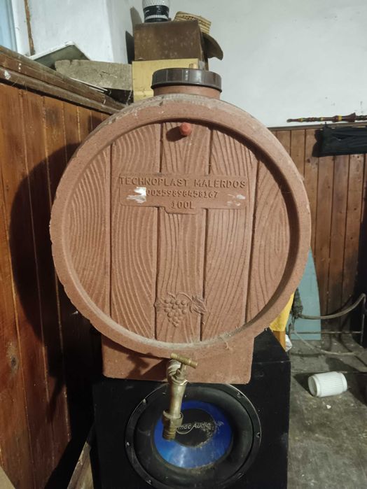 Продавам буре за вино и ракия 100л.
